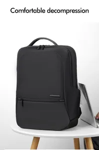 Détail d'un sac à dos d'affaires noir avec fermeture éclair cachée et poche latérale