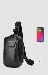 Detail van zwarte hard-shell crossbodytas met koolstofvezeltextuur en USB-laadpoort