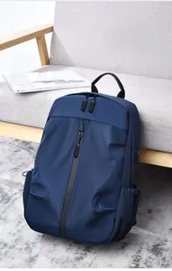 Vue détaillée du sac à dos en nylon bleu marine avec port de charge USB sur le côté
