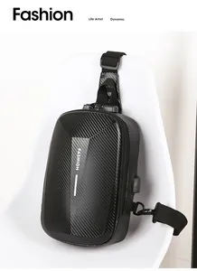 Détail du sac de moto à coque rigide avec texture en fibre de carbone et cadenas TSA