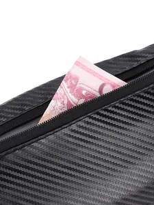 Λεπτομέρεια σκληρής τσάντας μοτοσικλέτας με υφή ανθρακονημάτων και μεταλλικό φερμουάρ