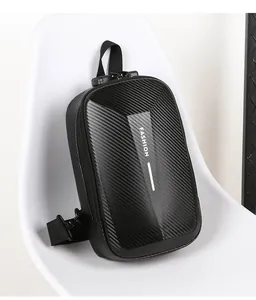 Détail du sac de moto rigide avec texture en carbone et serrure de sécurité antivol