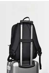 Détail du sac à dos noir avec sangle pour bagage et port de charge USB externe