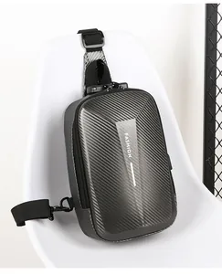 Détail du sac de poitrine rigide avec texture en carbone et serrure à code de sécurité