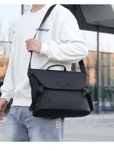 Details der wasserdichten Nylon-Umhängetasche mit verstellbaren Schnallen und Klappe