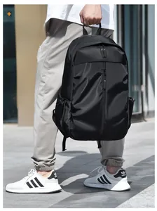 Détail d'un sac à dos d'affaires noir étanche à grande capacité avec poignée renforcée