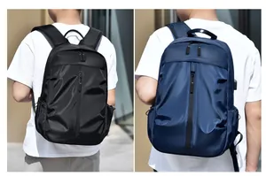 Vue détaillée des sacs à dos étanches haute capacité en noir et bleu marine