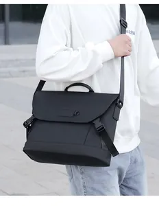 Detailansicht der großen schwarzen Kuriertasche aus mattem, wasserdichtem Stoff mit Schnallen