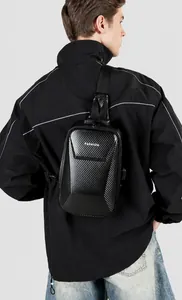 Detail van hardshell crossbodytas met koolstofvezeltextuur en veilig TSA-codeslot