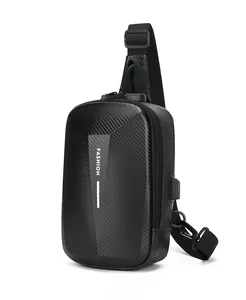 Détail du sac de moto à coque rigide avec texture carbone et port de charge USB