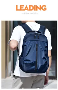 Détail du sac à dos en nylon bleu marine imperméable avec poches zippées verticales pratiques