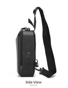 Vue latérale d'un sac bandoulière rigide noir avec texture carbone et port de charge USB