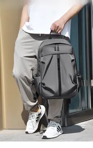 Détail du sac à dos étanche gris foncé avec poche latérale et fermeture éclair avant