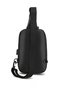 Vue arrière du sac bandoulière noir avec texture carbone et sangle nylon réglable