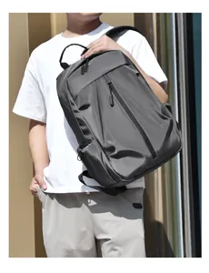 Vue détaillée du grand sac à dos professionnel mat avec fermeture éclair verticale à l'avant