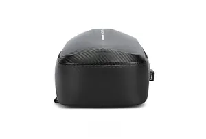 Détail du sac de moto rigide avec texture en fibre de carbone et port USB de chargement