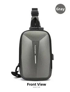 Vue détaillée du sac de poitrine gris à coque rigide avec texture carbone et serrure