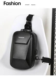 Detail van hardshell borsttas met USB-oplaadpoort en anti-diefstal cijferslot voor heren