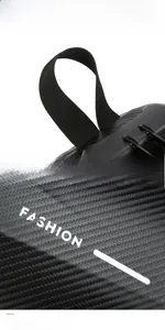 Détail du sac de moto à coque rigide avec texture carbone et poignée en tissu robuste