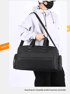 Detail der schwarzen Reisetasche mit großem Fassungsvermögen und abnehmbarem Schultergurt