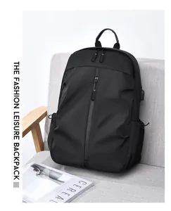 Détail d'un sac à dos professionnel noir étanche avec port USB et fermeture éclair cachée