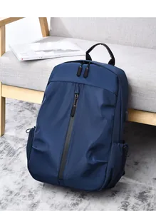 Détail d'un sac à dos bleu marine imperméable avec port USB et fermeture éclair verticale