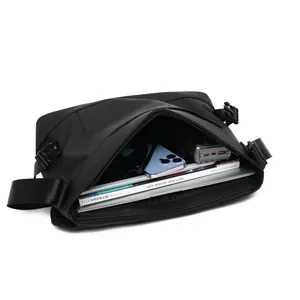 Schwarze Umhängetasche mit großem Fassungsvermögen und Platz für einen Laptop