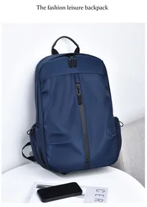 Détail du sac à dos business bleu marine avec sangles minimalistes sur fond blanc pur