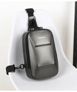 Detail van hardshell schoudertas met koolstofvezeltextuur en anti-diefstal combinatieslot