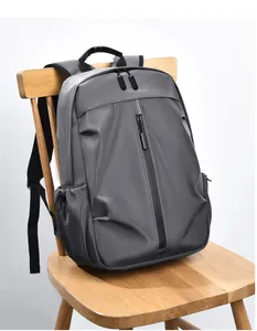Détail du sac à dos en nylon imperméable gris foncé avec fermeture éclair cachée