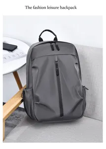 Détail du sac à dos gris imperméable sur un canapé avec fermeture et poche latérale