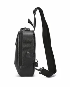 Zijaanzicht van crossbodytas met koolstoftextuur, USB-poort en antidiefstalslot