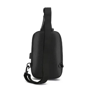 Sac de poitrine moto rigide avec texture carbone et port de chargement USB intégré
