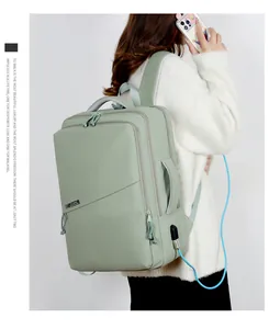 Detalle de la mochila de viaje verde menta con puerto de carga USB externo en uso