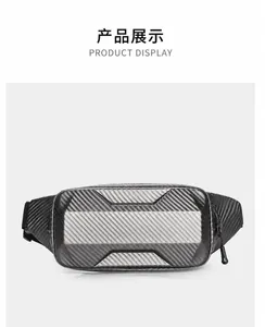 Dettaglio borsa a tracolla rigida grigia con trama in carbonio e design geometrico