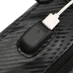 Sac de poitrine rigide avec texture carbone et port de chargement USB intégré