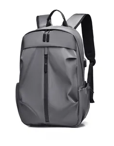 Détail du tissu imperméable du sac à dos gris avec port de charge USB sur le côté