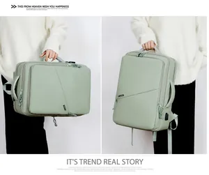 Detalle de la mochila verde menta con puerto USB y textura de tela impermeable duradera