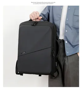 Detalle de la mochila de negocios con asa lateral y puerto de carga USB externo