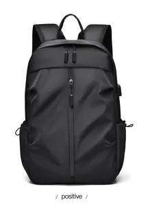 Vue de face du sac à dos en nylon noir imperméable avec poches multiples et port USB