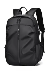 Détail du sac à dos professionnel noir avec port de charge USB et poche latérale pratique