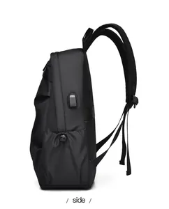 Vue détaillée du grand sac à dos noir pour affaires avec port de charge USB latéral