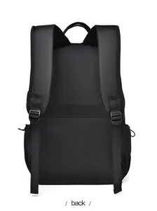 Détail des bretelles rembourrées et de la sangle de valise sur le sac à dos noir