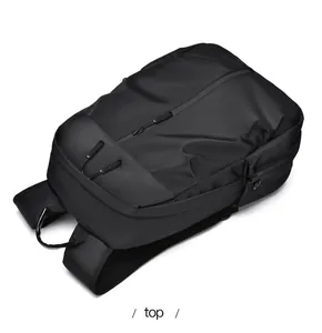 Vue de dessus d'un grand sac à dos noir imperméable avec bretelles en maille respirante