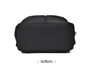 Vue détaillée du fond d'un sac à dos imperméable avec des coutures structurées
