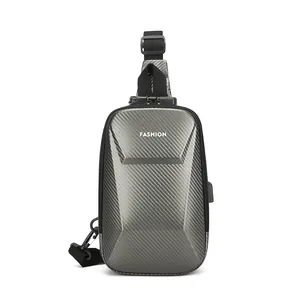 Grijze hardshell crossbodytas van koolstofvezel met antidiefstalslot en USB-poort