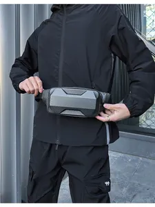 Dettaglio del borsello rigido con trama in carbonio e design a taglio geometrico