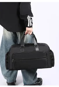 Detail einer schwarzen Reisetasche aus Nylon mit Reißverschlusstaschen und gepolsterten Griffen