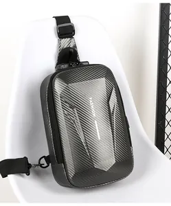 Λεπτομέρεια αδιάβροχης σκληρής τσάντας με κλειδαριά ασφαλείας και λογότυπο μόδας