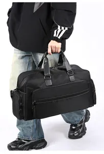 Detailansicht der großen schwarzen Reisetasche mit mehreren Reißverschlüssen und viel Platz